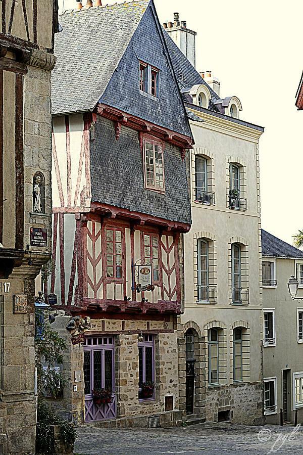 T2 Parking A Reserver Wi-Fi 10' A Pied Du Port Vannes Dış mekan fotoğraf